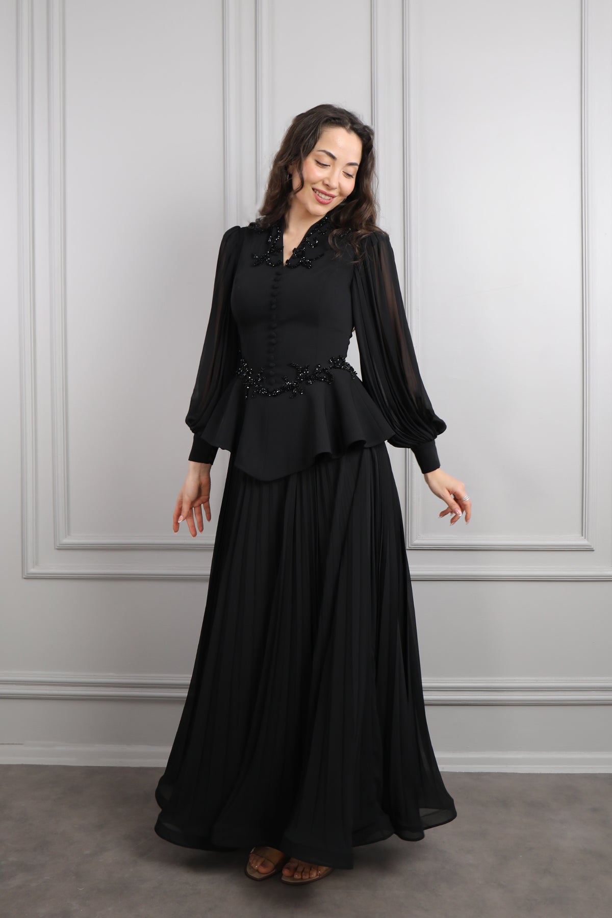 طقم تنورة بتكسيرات وتوب مزين بازرار وتطريزات خرزية -اسود