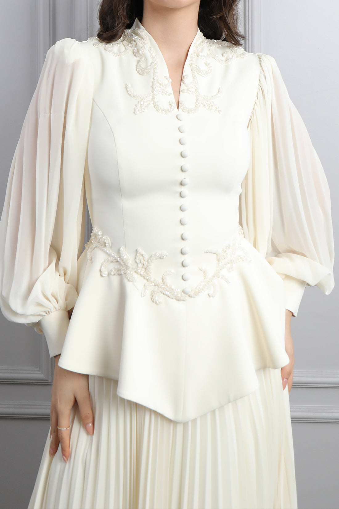 طقم تنورة بتكسيرات وتوب مزين بازرار وتطريزات خرزية -سكري