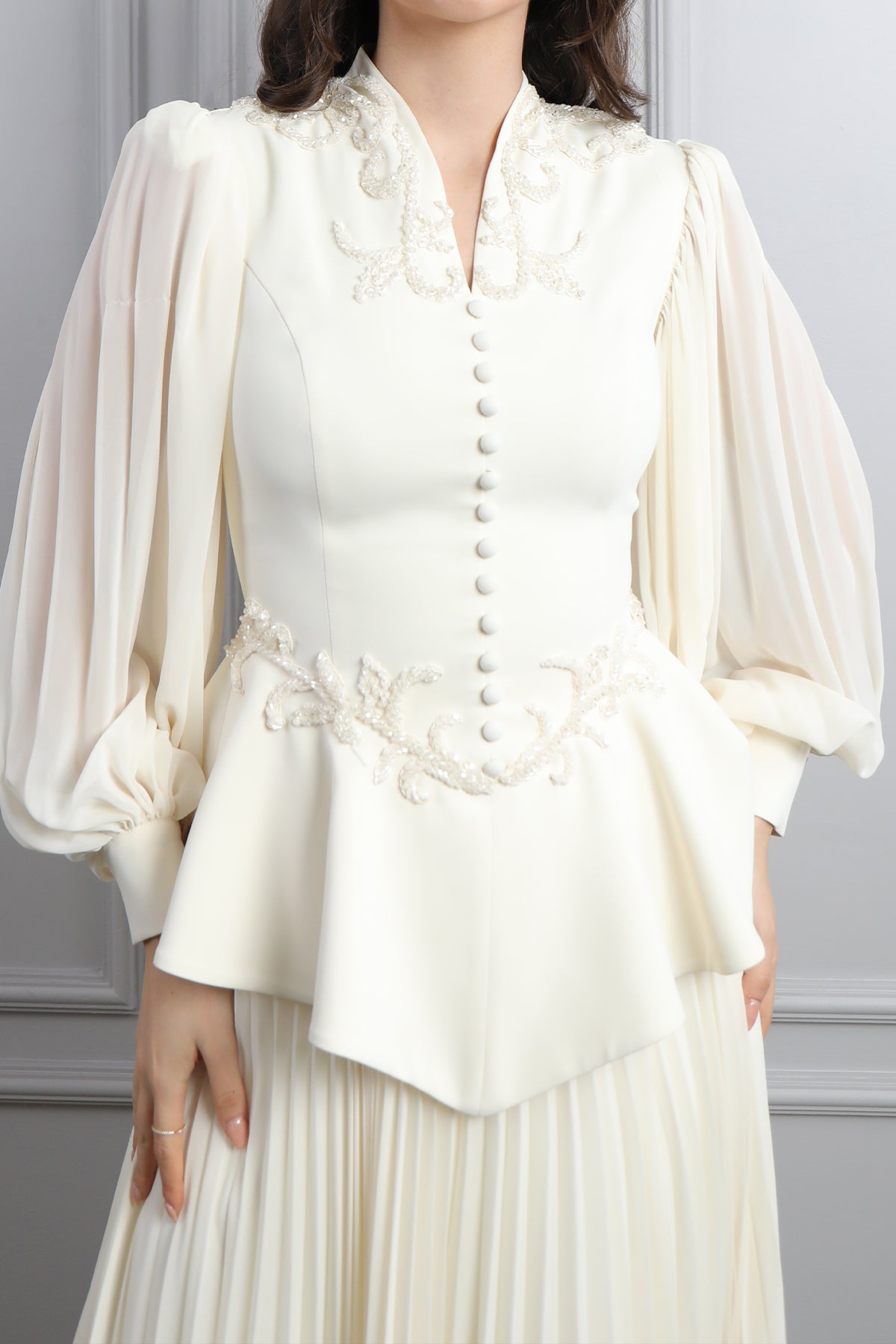 طقم تنورة بتكسيرات وتوب مزين بازرار وتطريزات خرزية -سكري