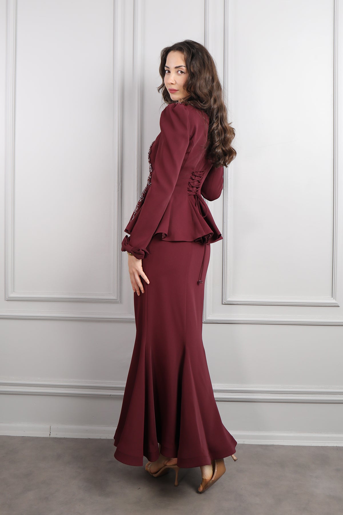 طقم تنورة وجاكيت بزينة فيونكة وتطريزات خرزية -عودي