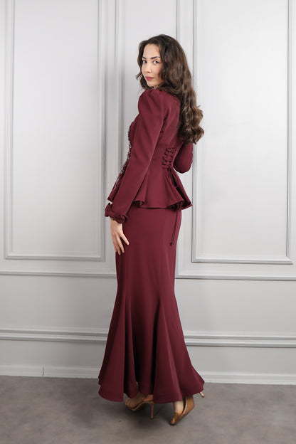 طقم تنورة وجاكيت بزينة فيونكة وتطريزات خرزية -عودي