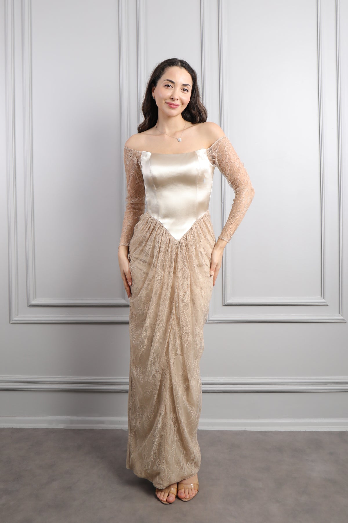 فستان سهرة سترابلس بفاصيل دانتيل وكايب من الكتف -بيج