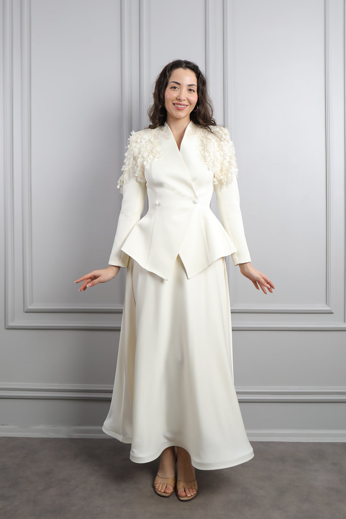 طقم تنورة ساتان وجاكيت مزين بورود عالاكتاف  -سكري