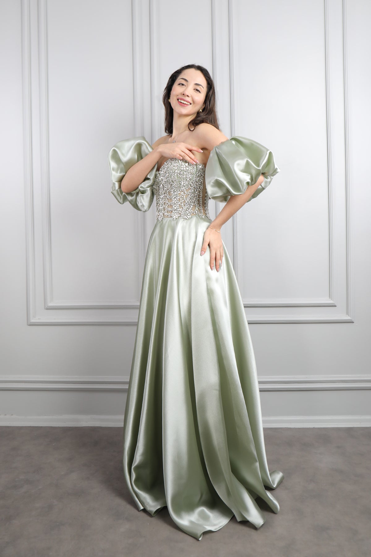 فستان سهرة ساتان سترابلس باكمام بالون وتطريزات كريستالية -اخضر