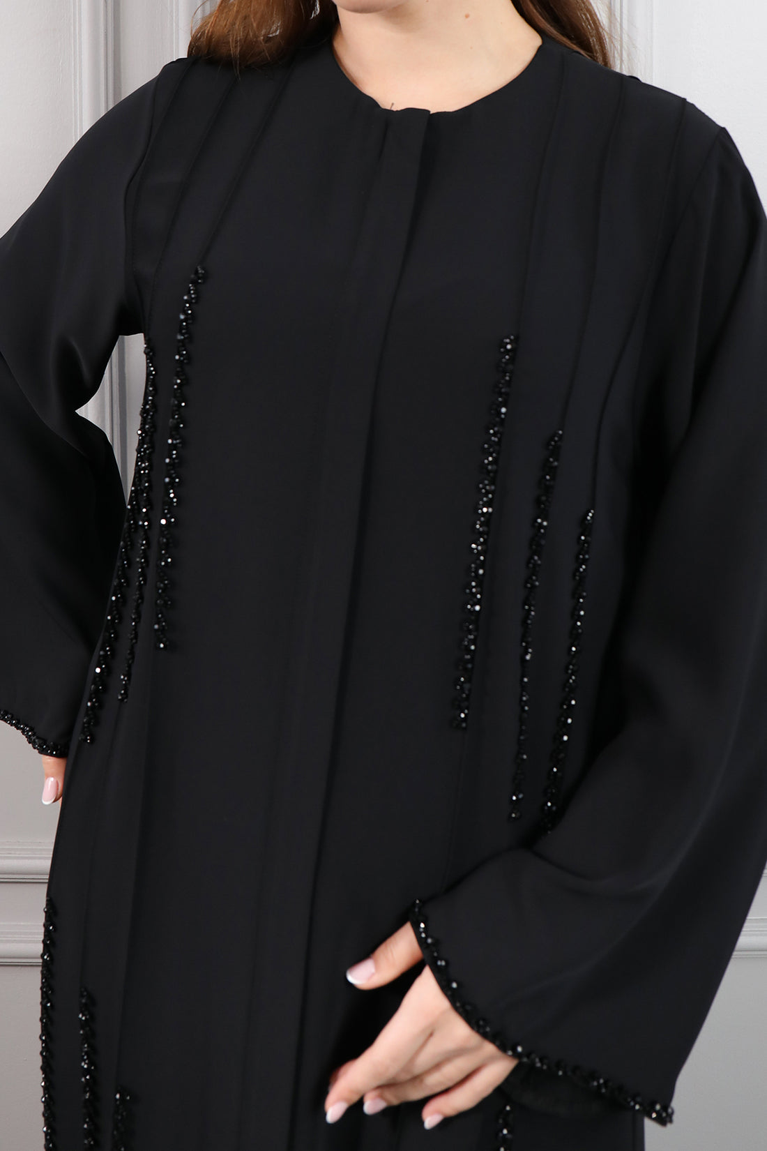 عباية بياقة دائرية بتطريزات خرزية مقاس كبير -اسود