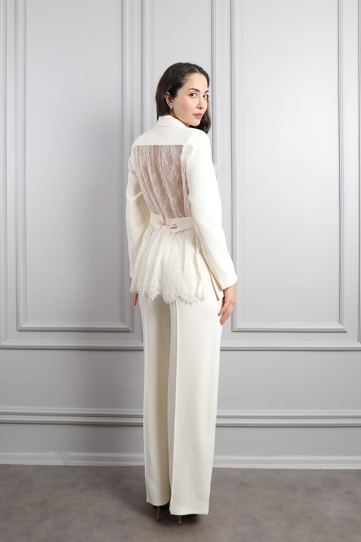 طقم بدلة بتصميم دانتيل شفاف في الظهر وازرار ذهبية -سكري