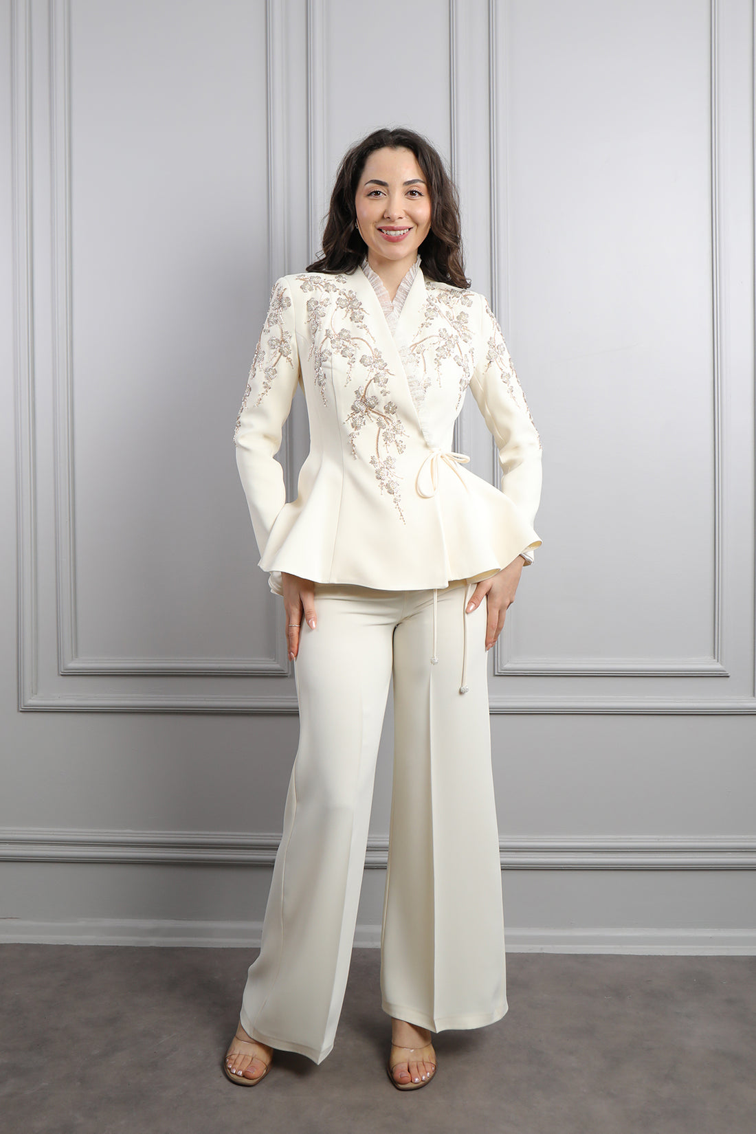 طقم بنطال وجاكيت مزين بتطريزات خرزية وكشكشة عالياقة -سكري