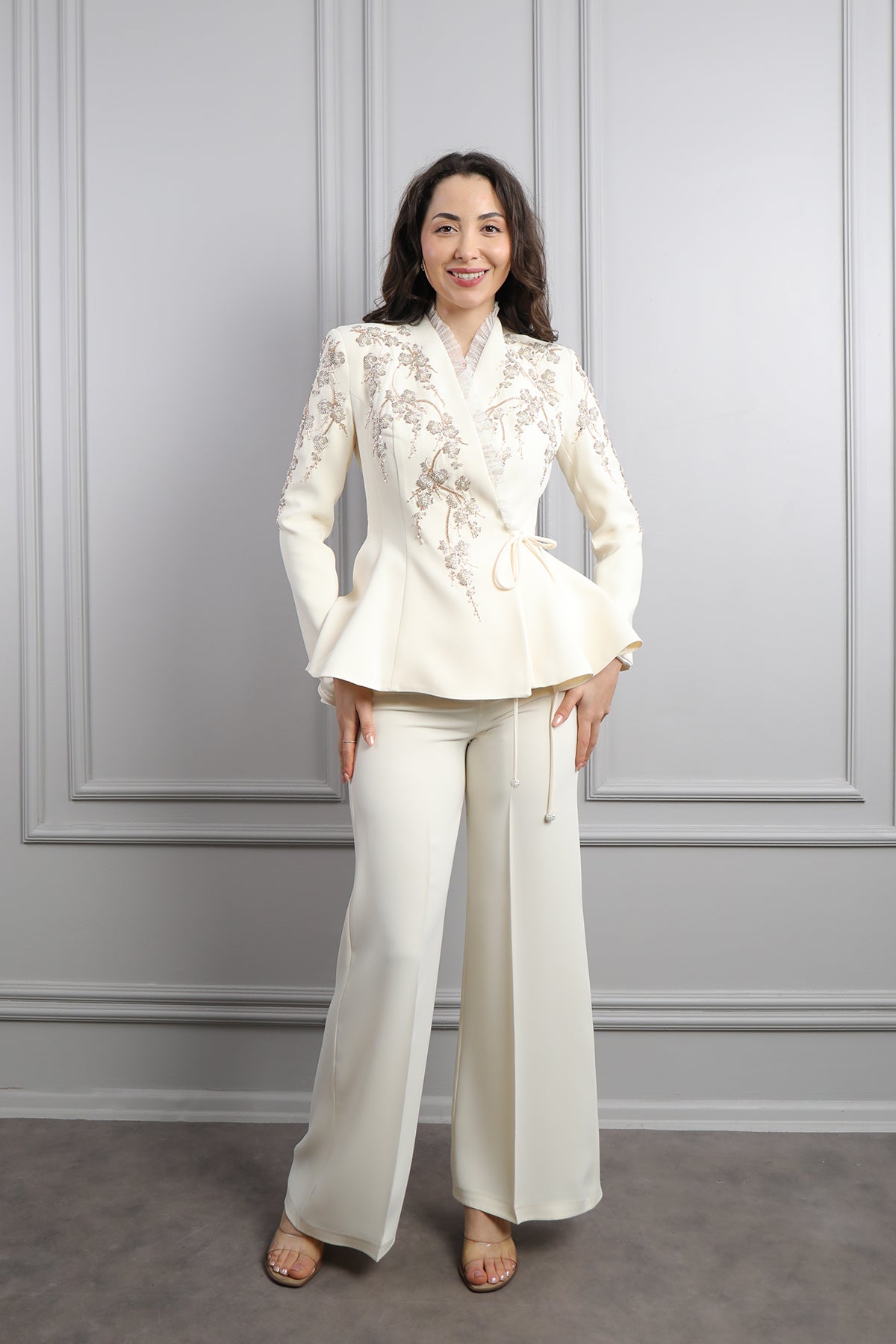 طقم بنطال وجاكيت مزين بتطريزات خرزية وكشكشة عالياقة -سكري