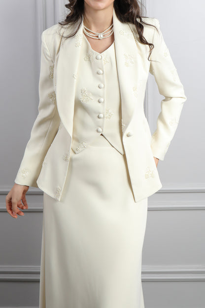 طقم ثلاثي بتنورة وجاكيت بتطريزات خرزية وتفاصيل ربط في الخلف -بيج