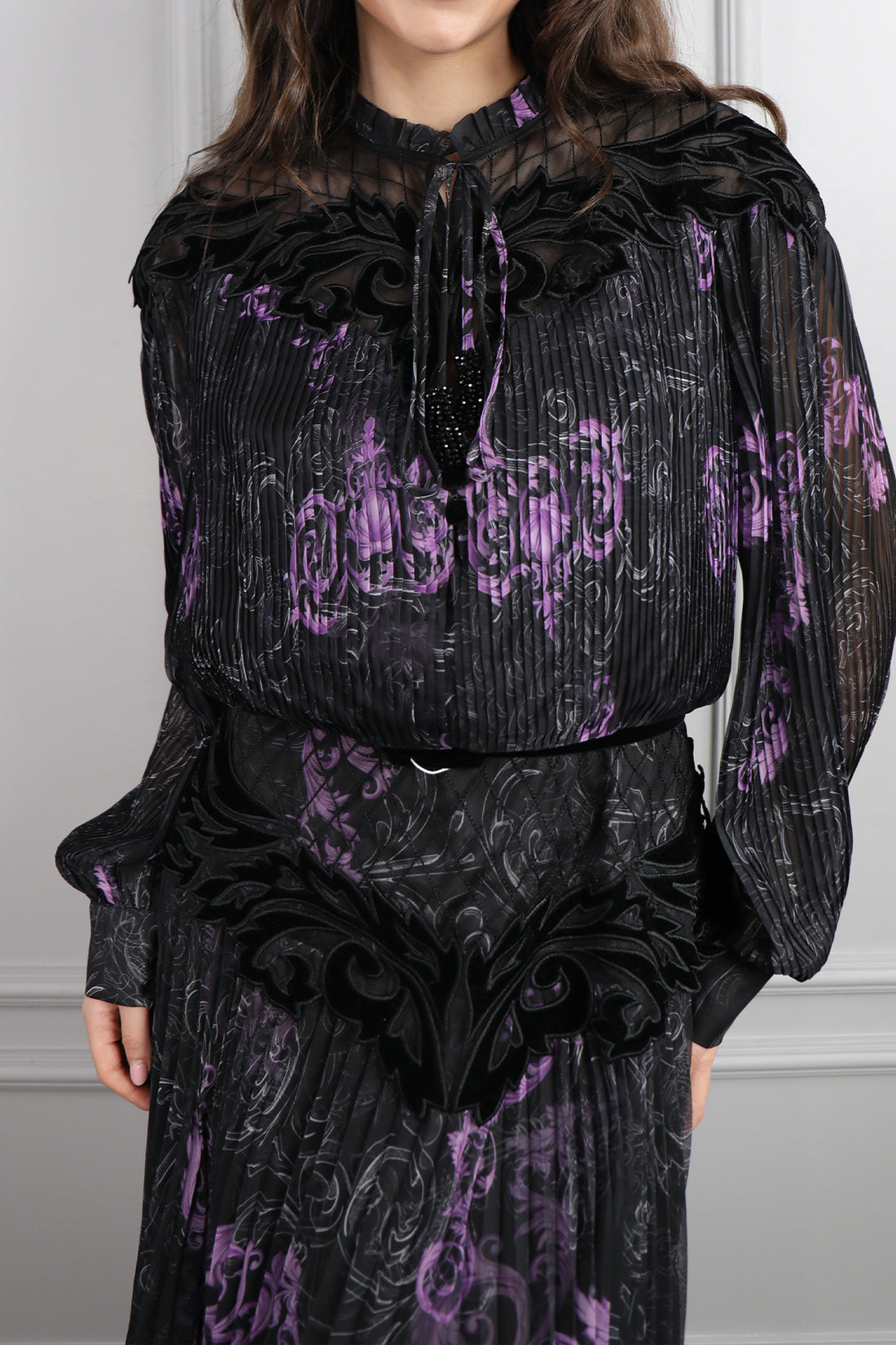 فستان شيفون بتفاصيل مخملية وتكسيرات باكمام واسعة مقاس كبير -اسود وموفي