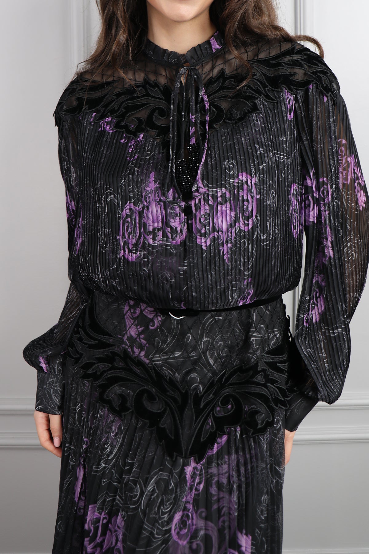 فستان شيفون بتفاصيل مخملية وتكسيرات باكمام واسعة مقاس كبير -اسود وموفي