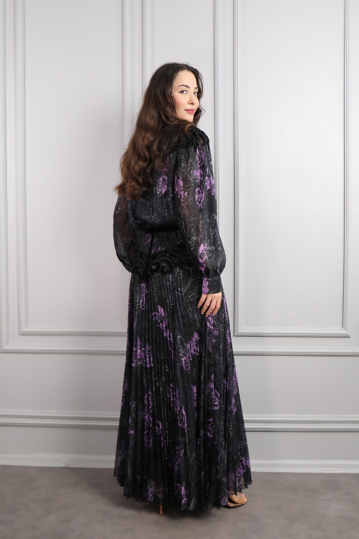 فستان شيفون بتفاصيل مخملية وتكسيرات باكمام واسعة مقاس كبير -اسود وموفي