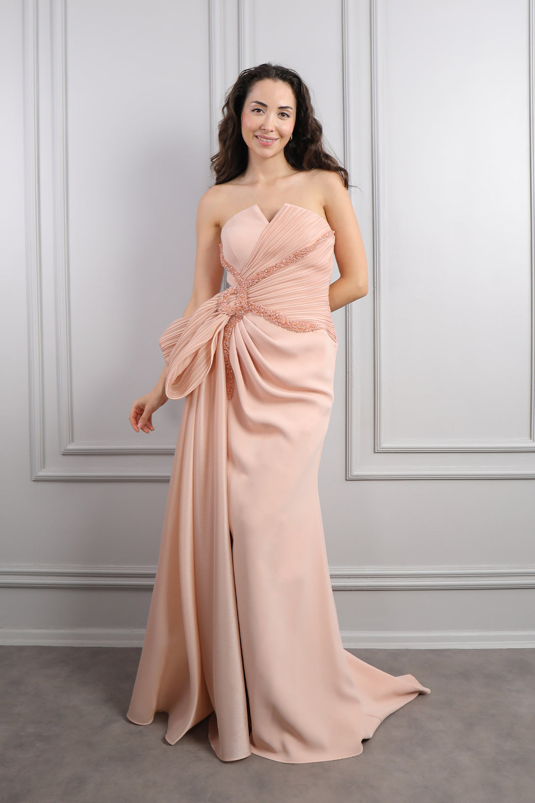 فستان سهرة سترابلس مزين بتطريزات خرزية وفيونكة جانبية مقاس كبير -بمبي