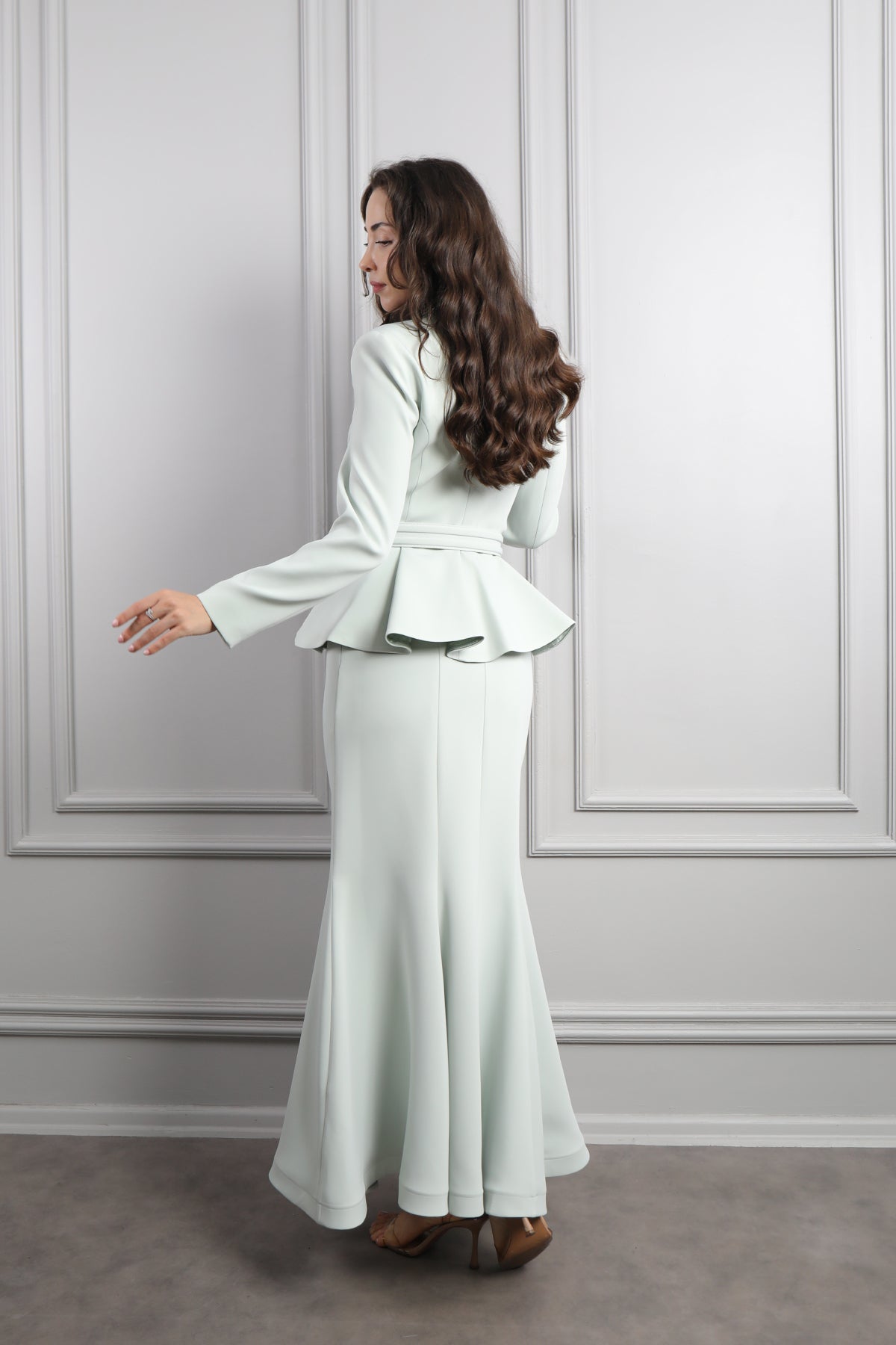 طقم تنورة وجاكيت بتطريزات كريستالية وحزام عالخصر -نعناعي