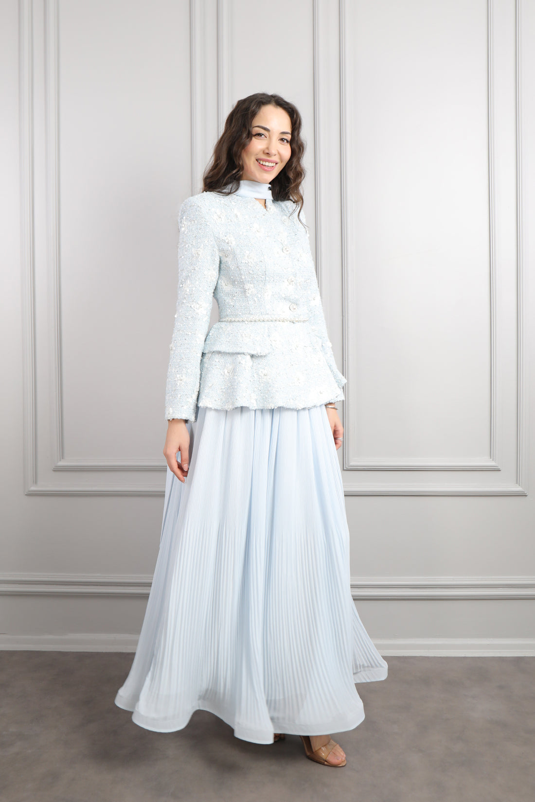 طقم تنورة وجاكيت لامع بحزام لؤلؤي ووشاح -ازرق