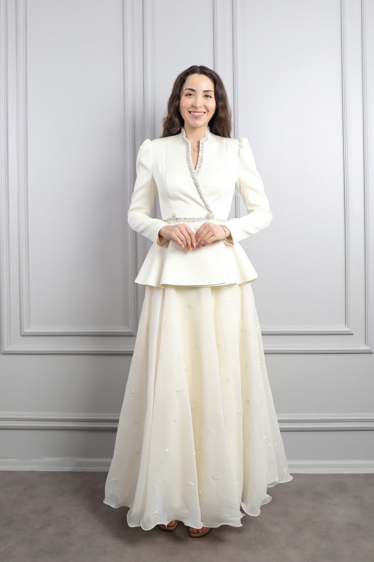 طقم تنورة مزين بتطريزات مع جاكيت مطرز بالفصوص -سكري