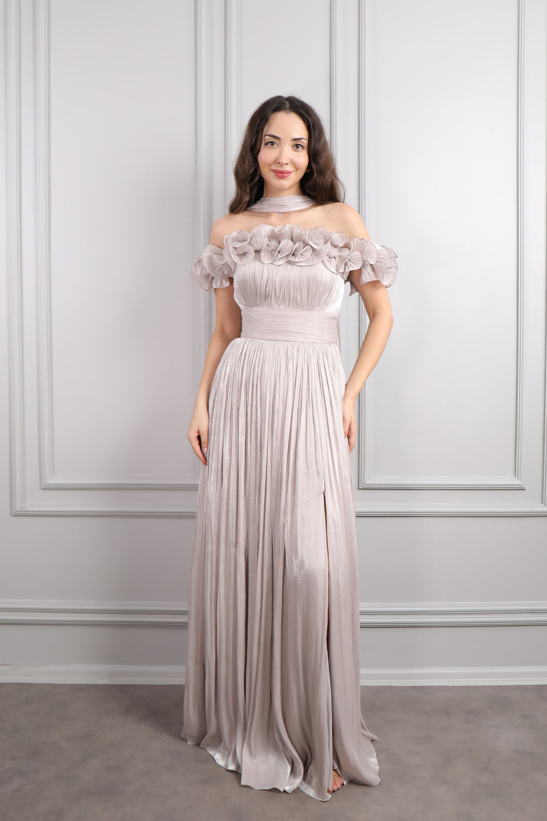 فستان سهرة مكشوف الاكتاف بتفاصيل كشكشة مع شال -بيج