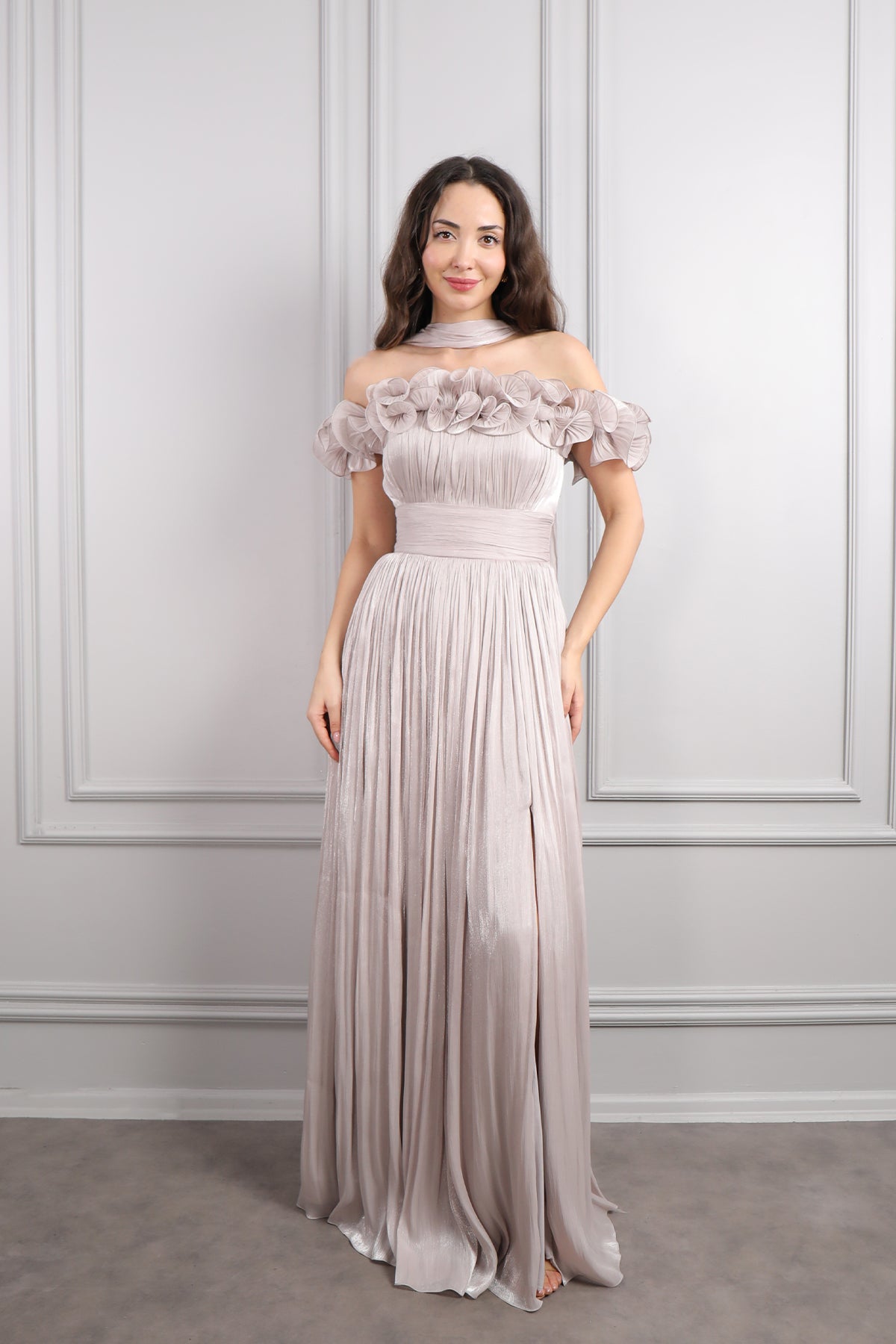 فستان سهرة مكشوف الاكتاف بتفاصيل كشكشة مع شال -بيج