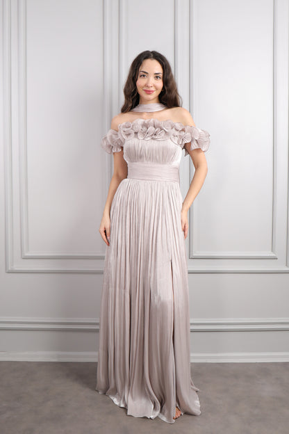 فستان سهرة مكشوف الاكتاف بتفاصيل كشكشة مع شال -بيج