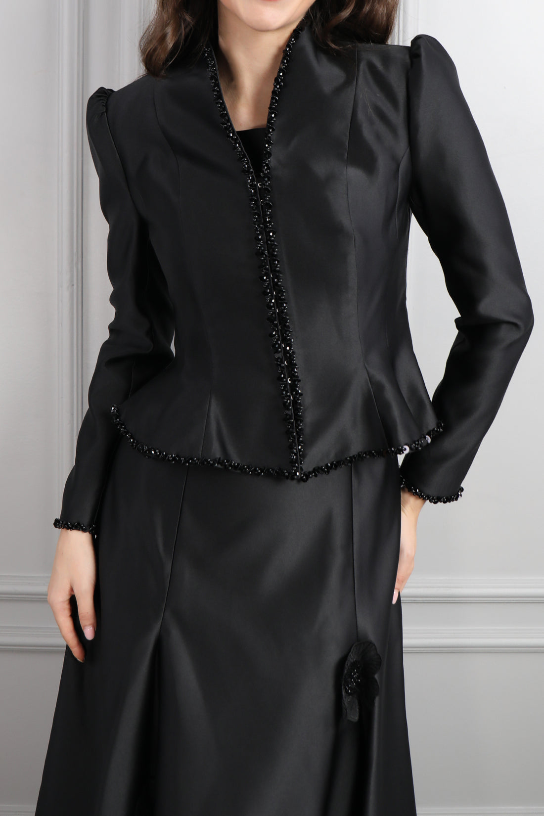 طقم فستان وجاكيت مزين بالخرز والورود -اسود