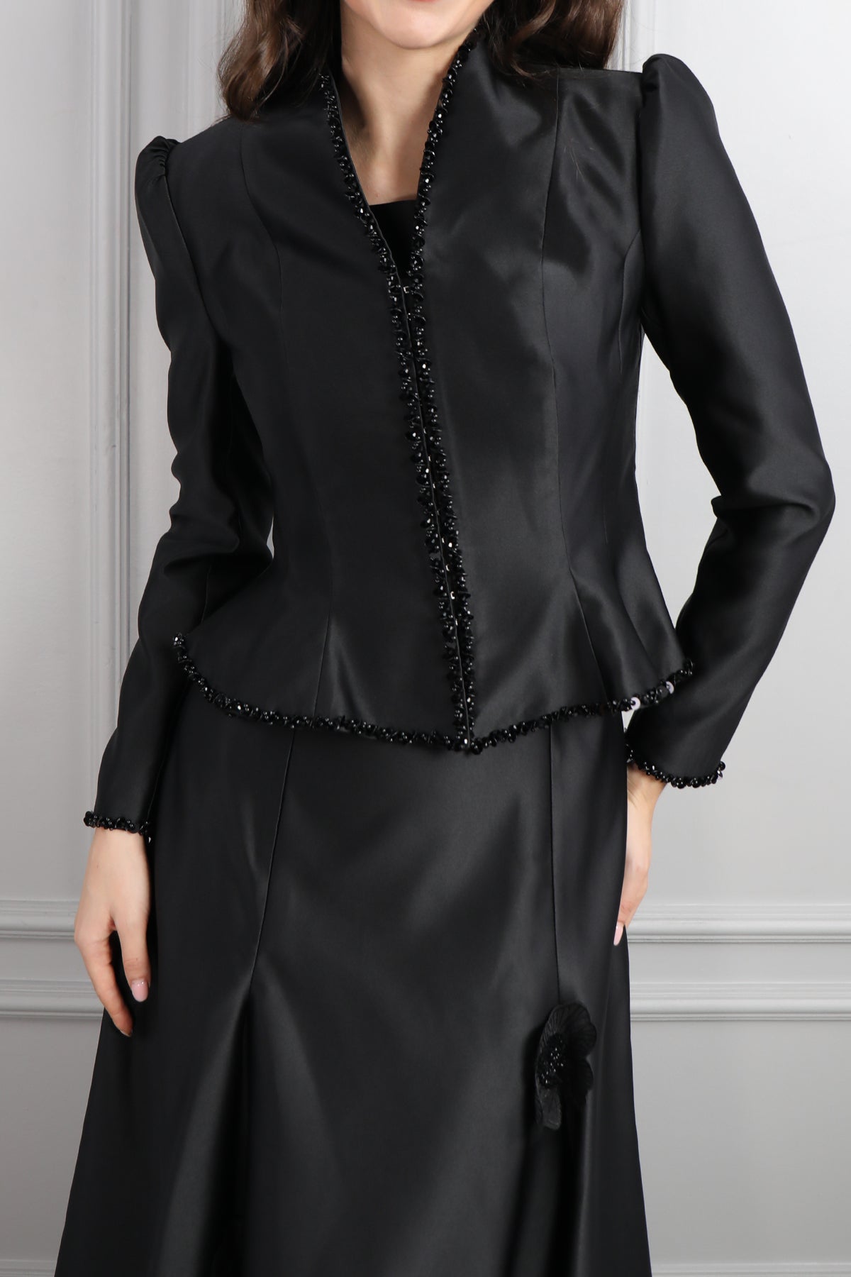 طقم فستان وجاكيت مزين بالخرز والورود -اسود