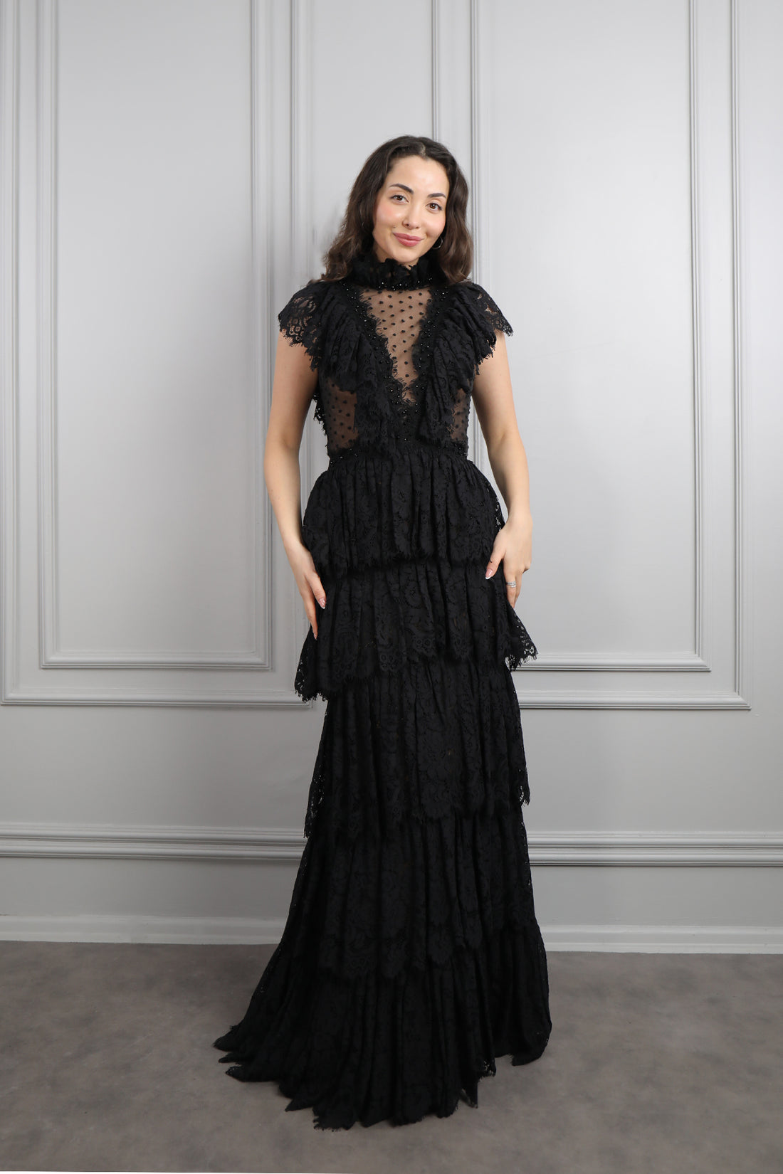 فستان سهرة خناقي بتصميم شفاف وكشكشة مع تطريزات خرزية -اسود