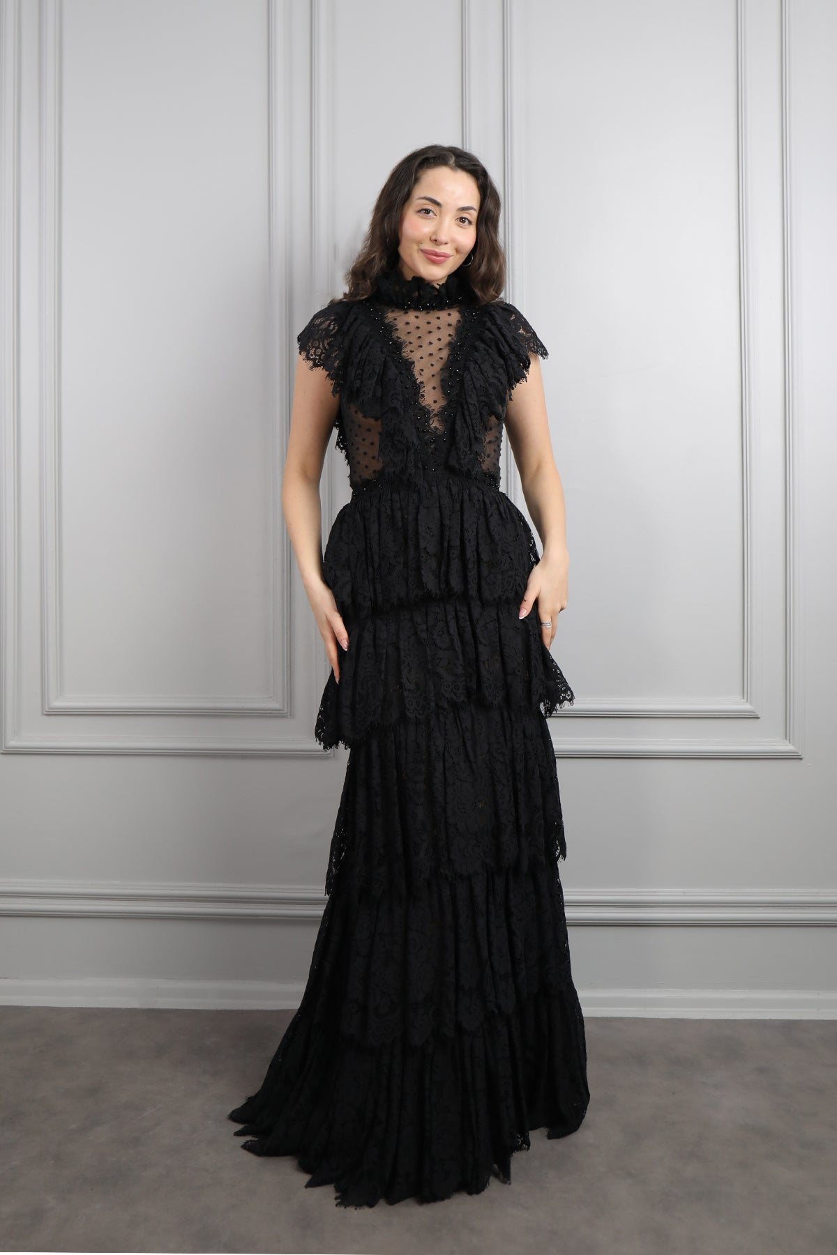 فستان سهرة خناقي بتصميم شفاف وكشكشة مع تطريزات خرزية -اسود