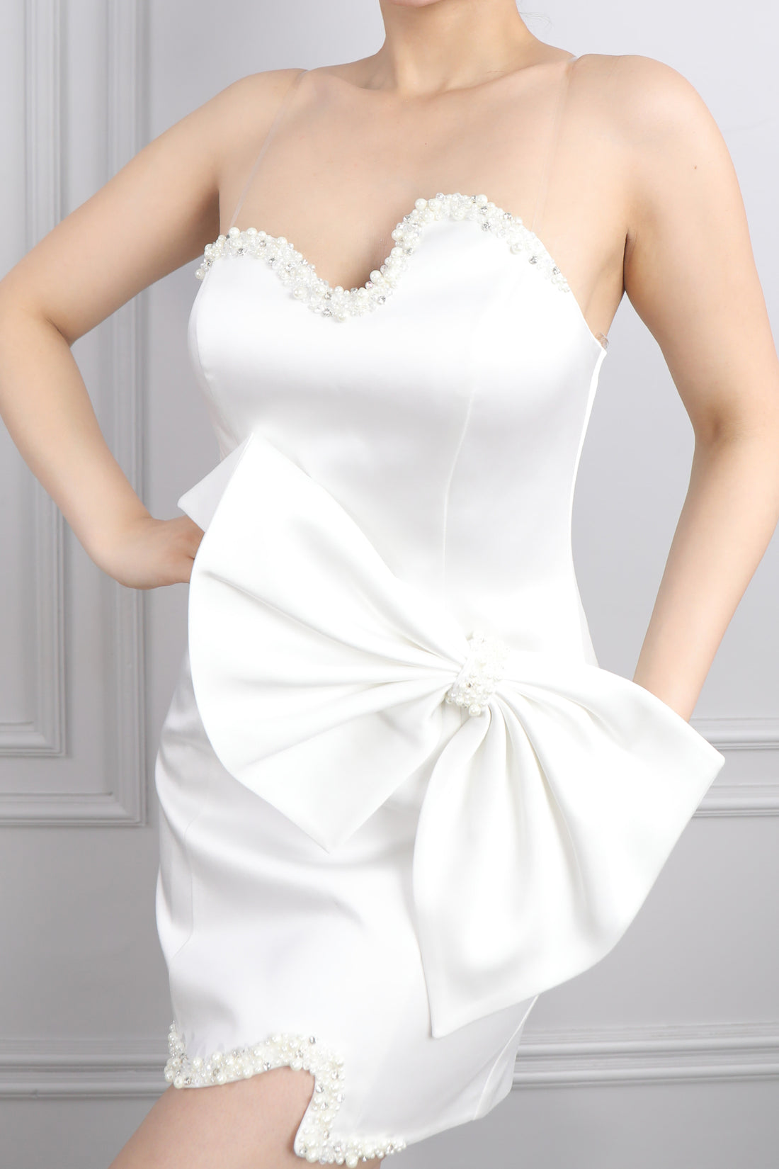 فستان سهرة قصير سترابلس مزين باللؤلؤ وفيونكة كبيرة في الخصر -ابيض