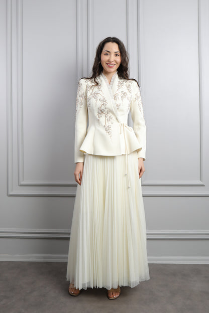 طقم تنورة بتكسيرات وجاكيت مزين بتطريزات خرزية وكشكشة -سكري