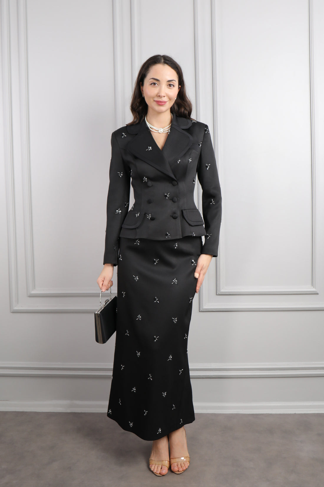 طقم تنورة وجاكيت مطرز بالفصوص مع اكسسوار حقيبة -اسود