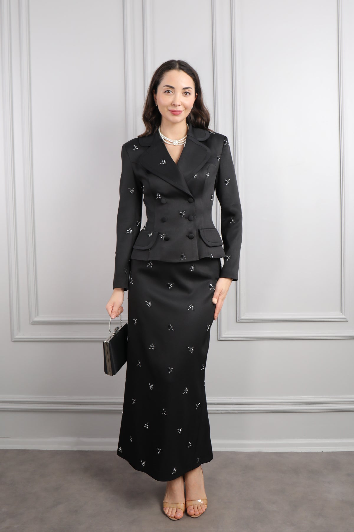 طقم تنورة وجاكيت مطرز بالفصوص مع اكسسوار حقيبة -اسود