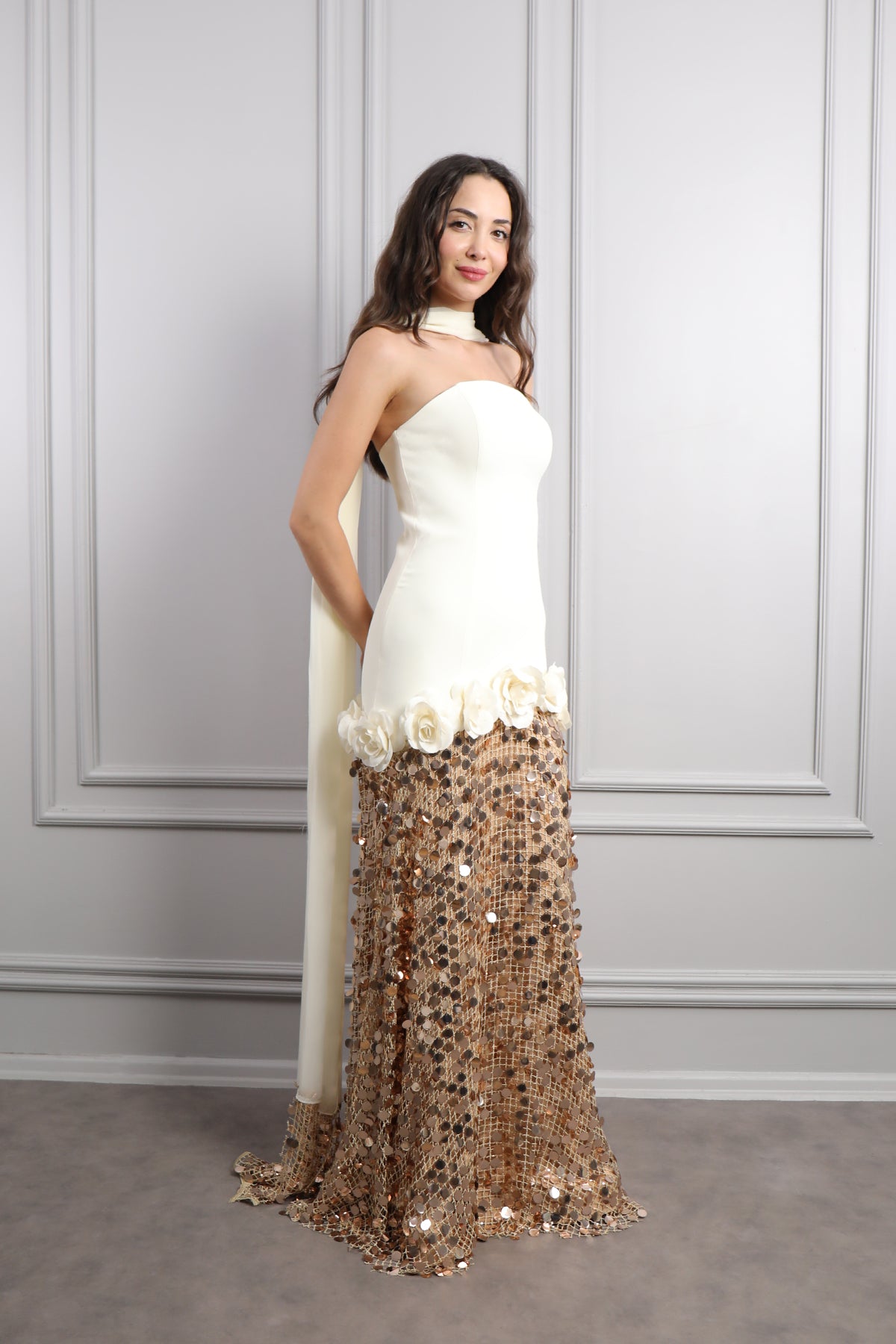 فستان سهرة سترابلس بزينة ورود وترتر مع شال -سكري وذهبي