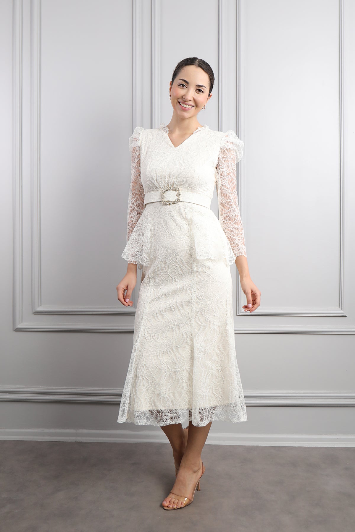 فستان ميدي دانتيل بياقة مثلثة وحزام عالخصر -سكري