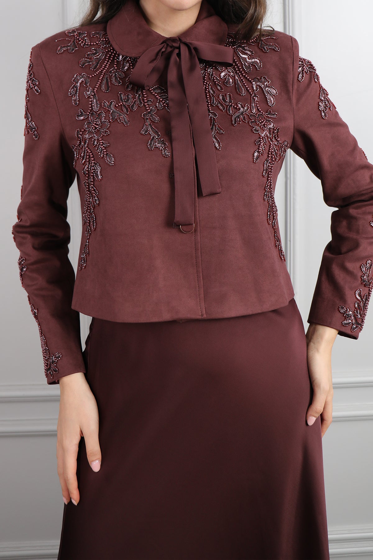 طقم تنورة ساتان وجاكيت بتطريزات خرزية -عودي