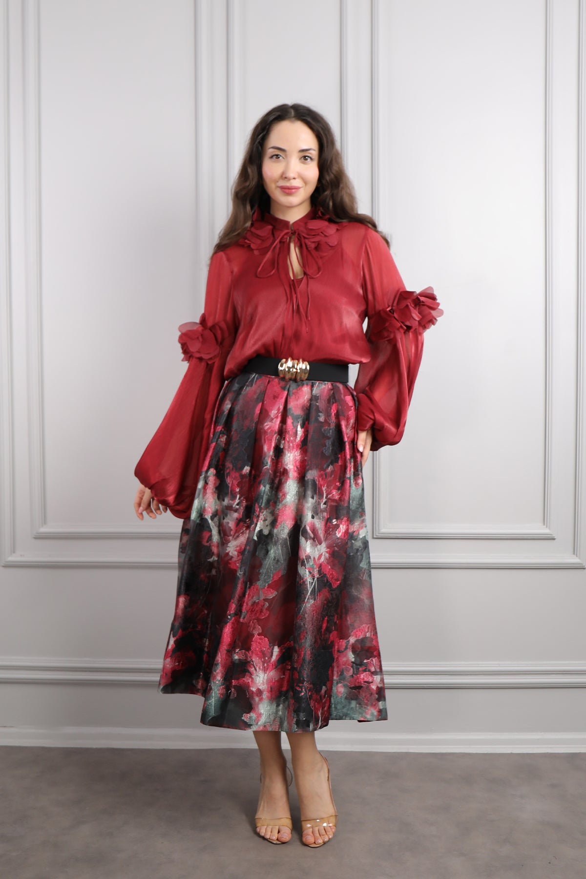 طقم تنورة وبلوزة بزينة ورود وحزام عالخصر -عودي