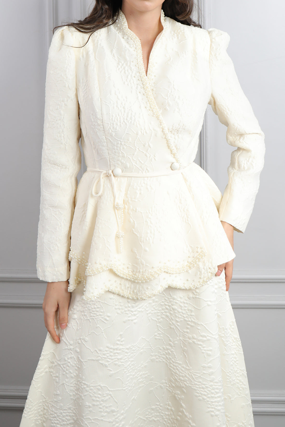 طقم تنورة وجاكيت مزين بالخرز وتفصيل طبقات -سكري