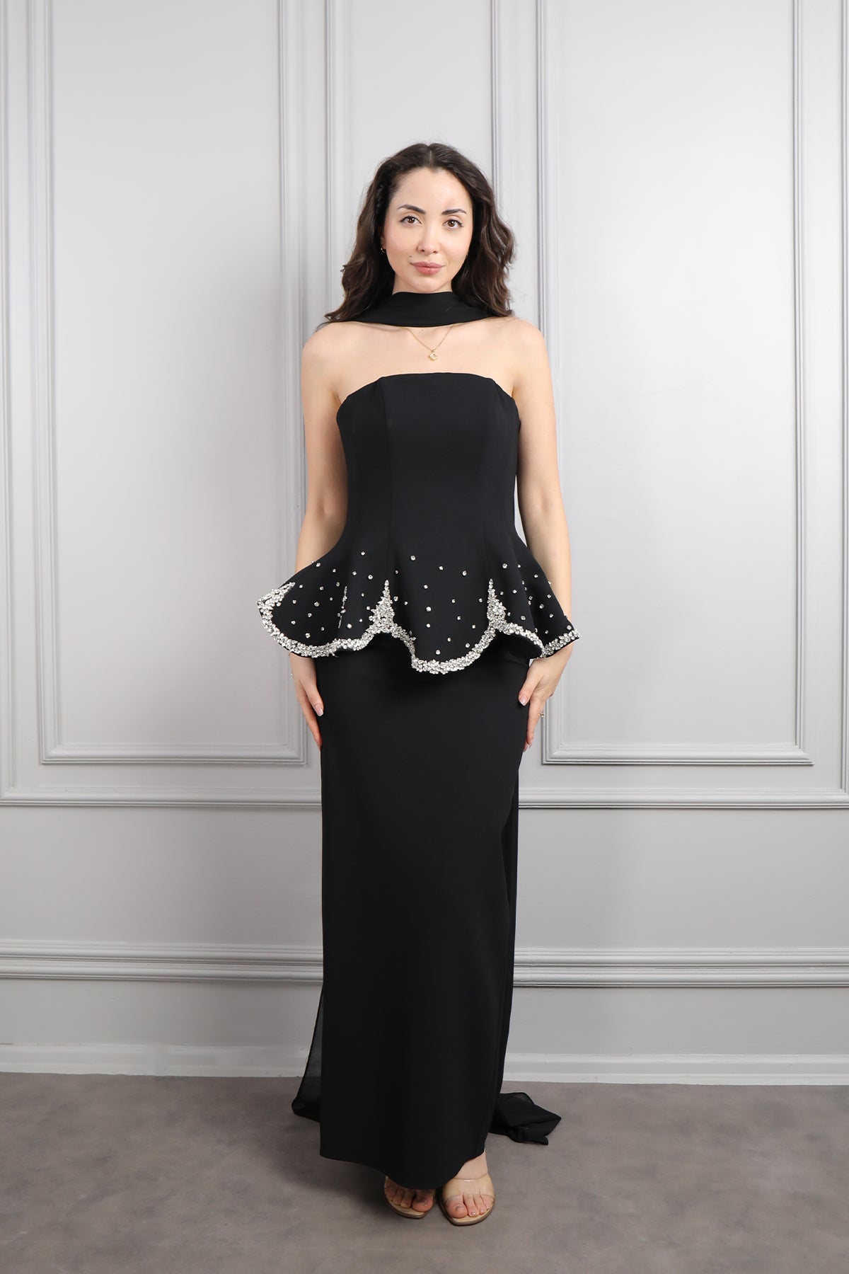 فستان سهرة سترابلس مزين بالكريستالات مع وشاح -اسود