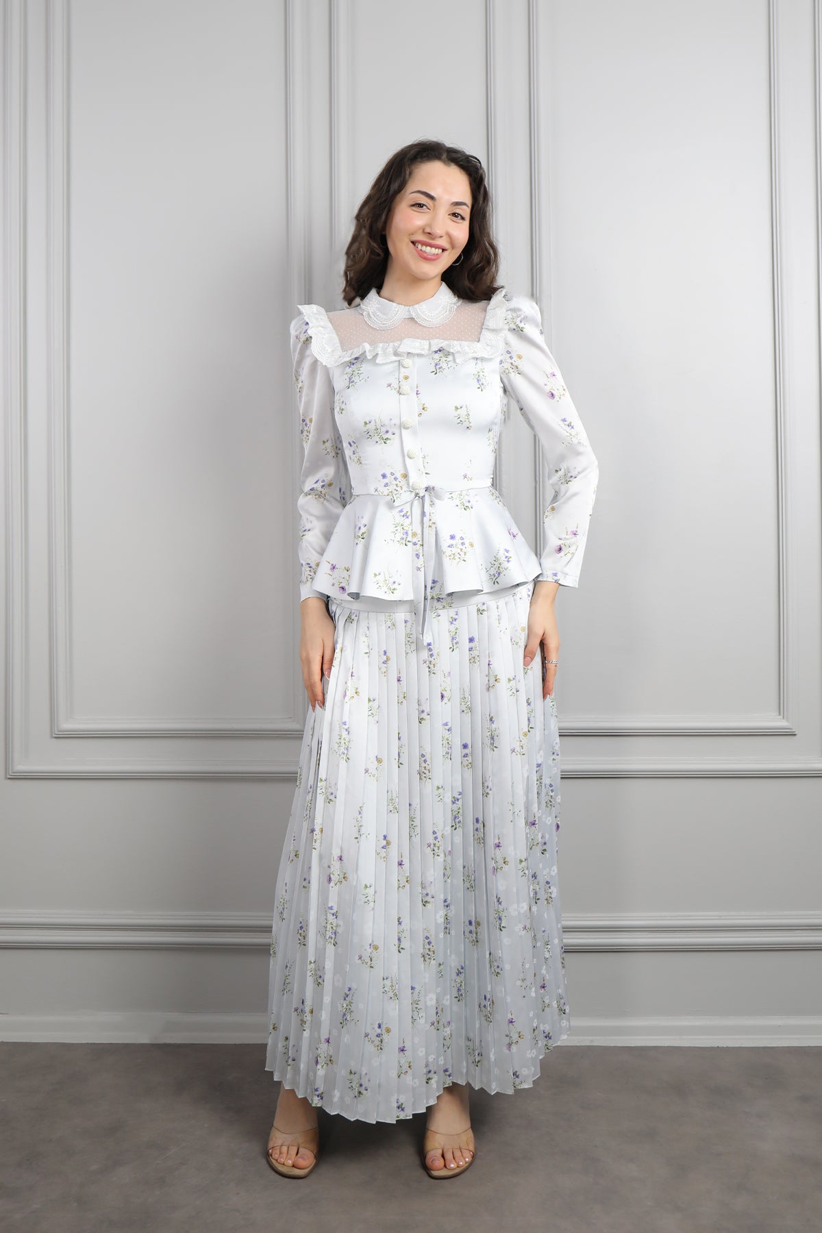 طقم ساتان تنورة بتكسيرات وتوب بياقة شفافة وكشكشة مع فيونكة عالخصر -ازرق