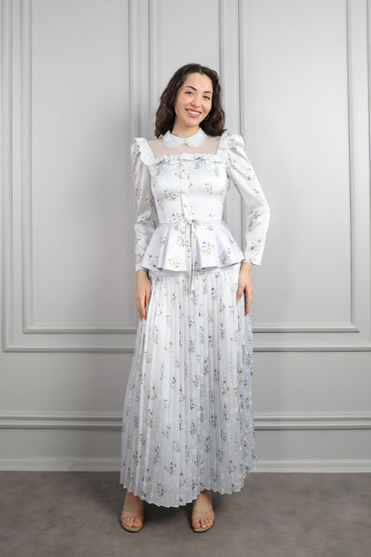 طقم ساتان تنورة بتكسيرات وتوب بياقة شفافة وكشكشة مع فيونكة عالخصر -ازرق