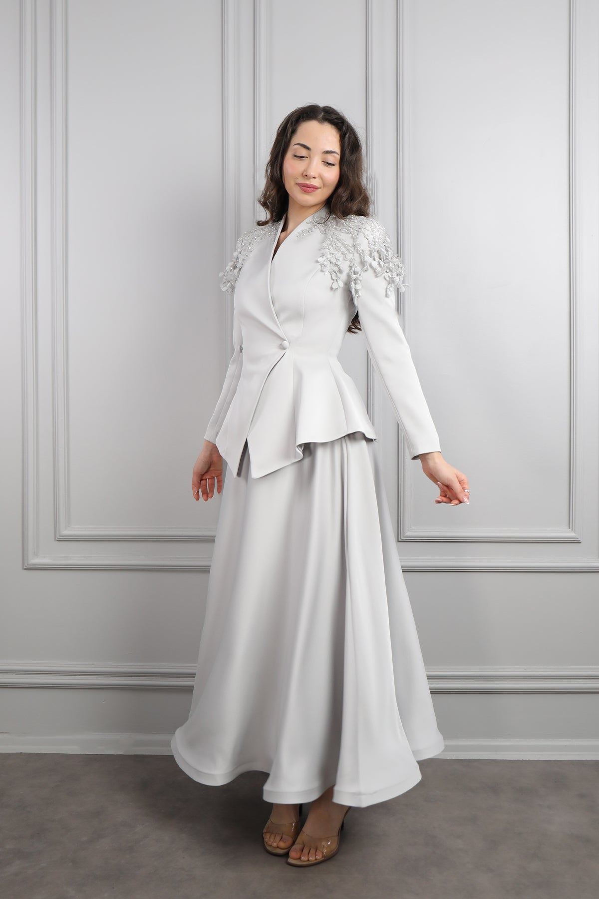 طقم تنورة ساتان وجاكيت مزين بورود عالاكتاف -رمادي