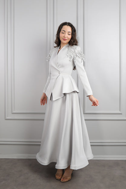 طقم تنورة ساتان وجاكيت مزين بورود عالاكتاف -رمادي