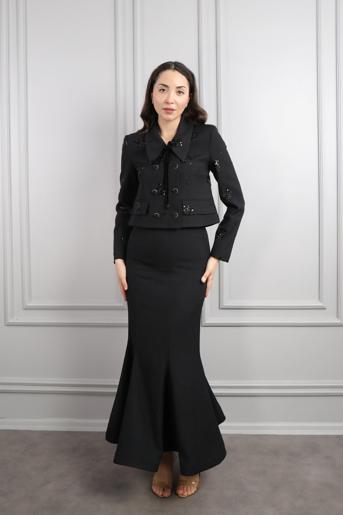 طقم تنورة وجاكيت بتطريزات خرزية وزينة ازرار -اسود