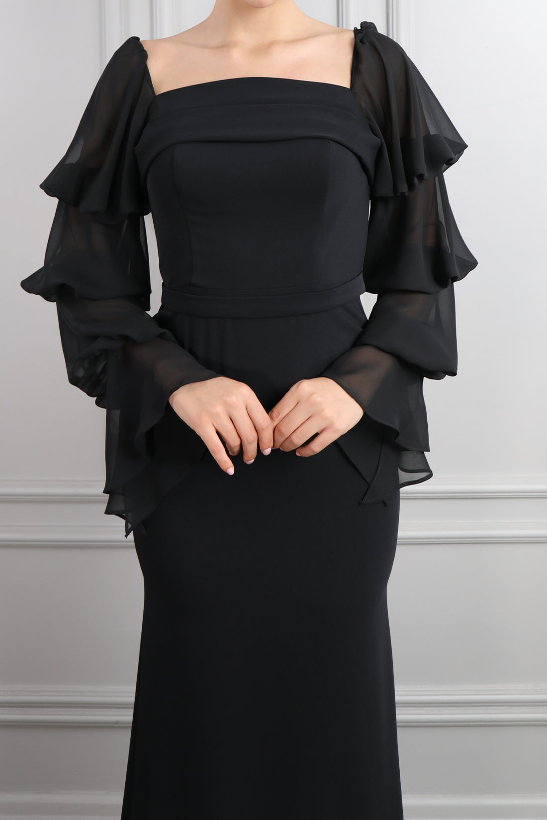 فستان سهرة بياقة مربعة وتفاصيل طبقات في الاكمام -اسود