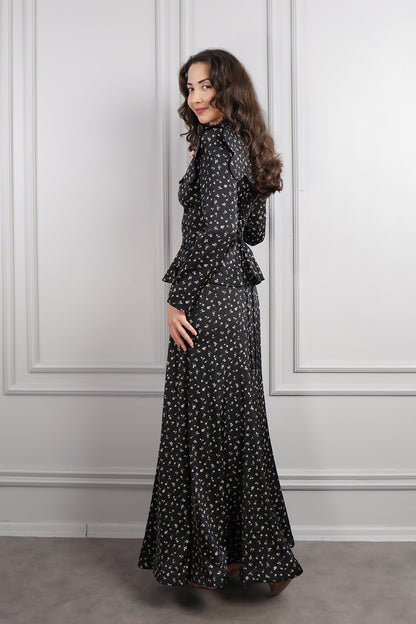 طقم تنورة وبلوزة ساتان مزخرف ورود بياقة تنربط -اسود