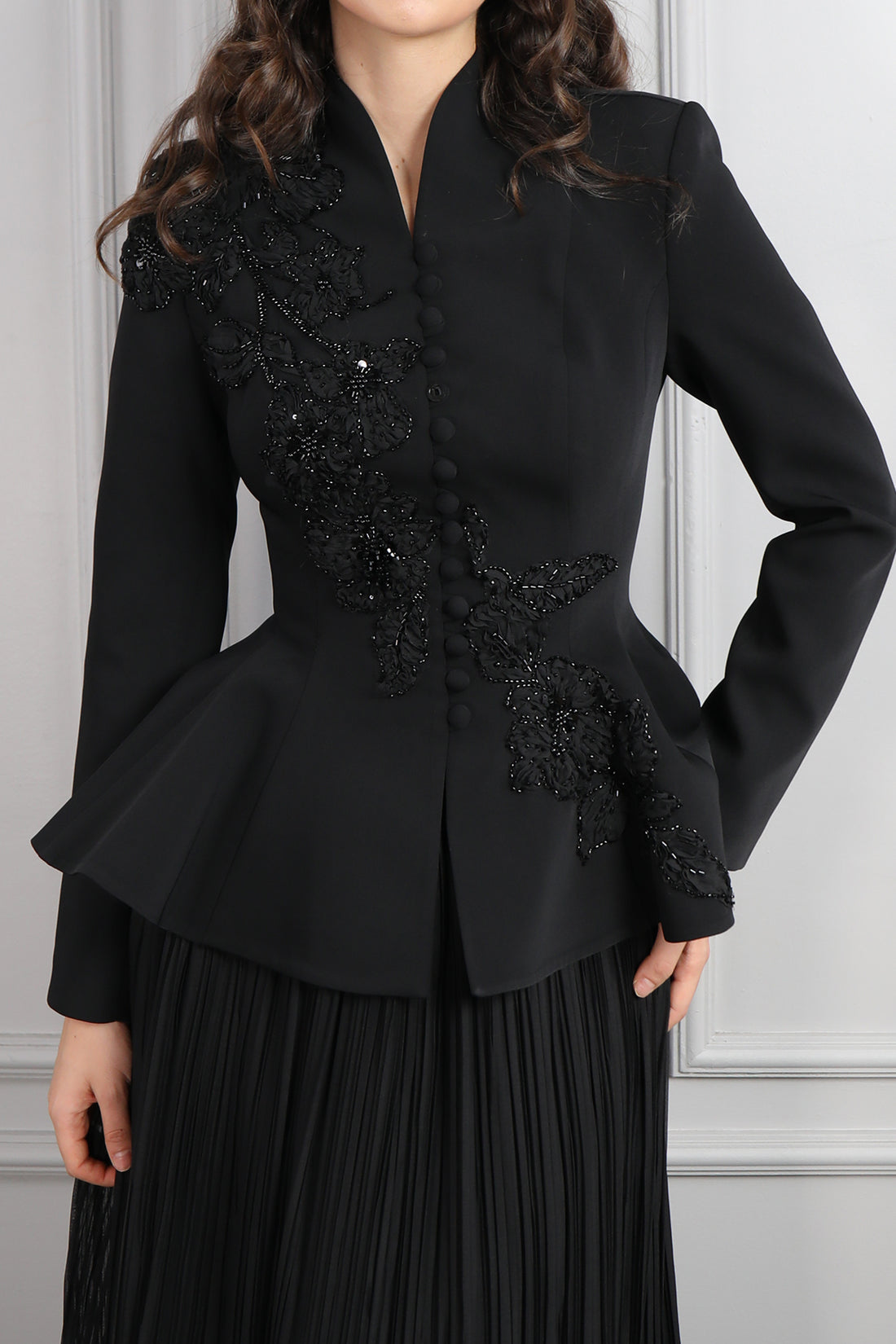 طقم تنورة بتكسيرات وجاكيت مزين بتطريزات خرزية ورود -اسود