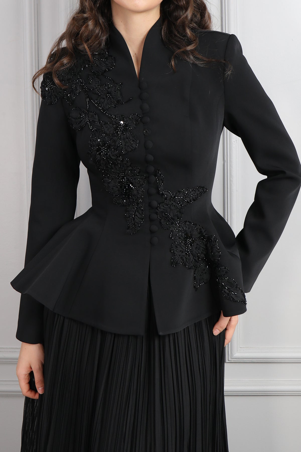 طقم تنورة بتكسيرات وجاكيت مزين بتطريزات خرزية ورود -اسود