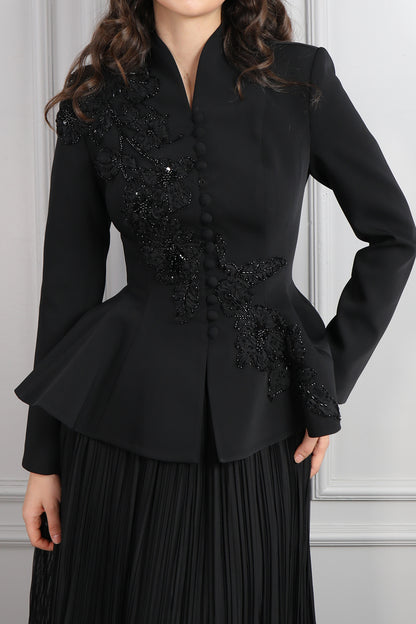 طقم تنورة بتكسيرات وجاكيت مزين بتطريزات خرزية ورود -اسود