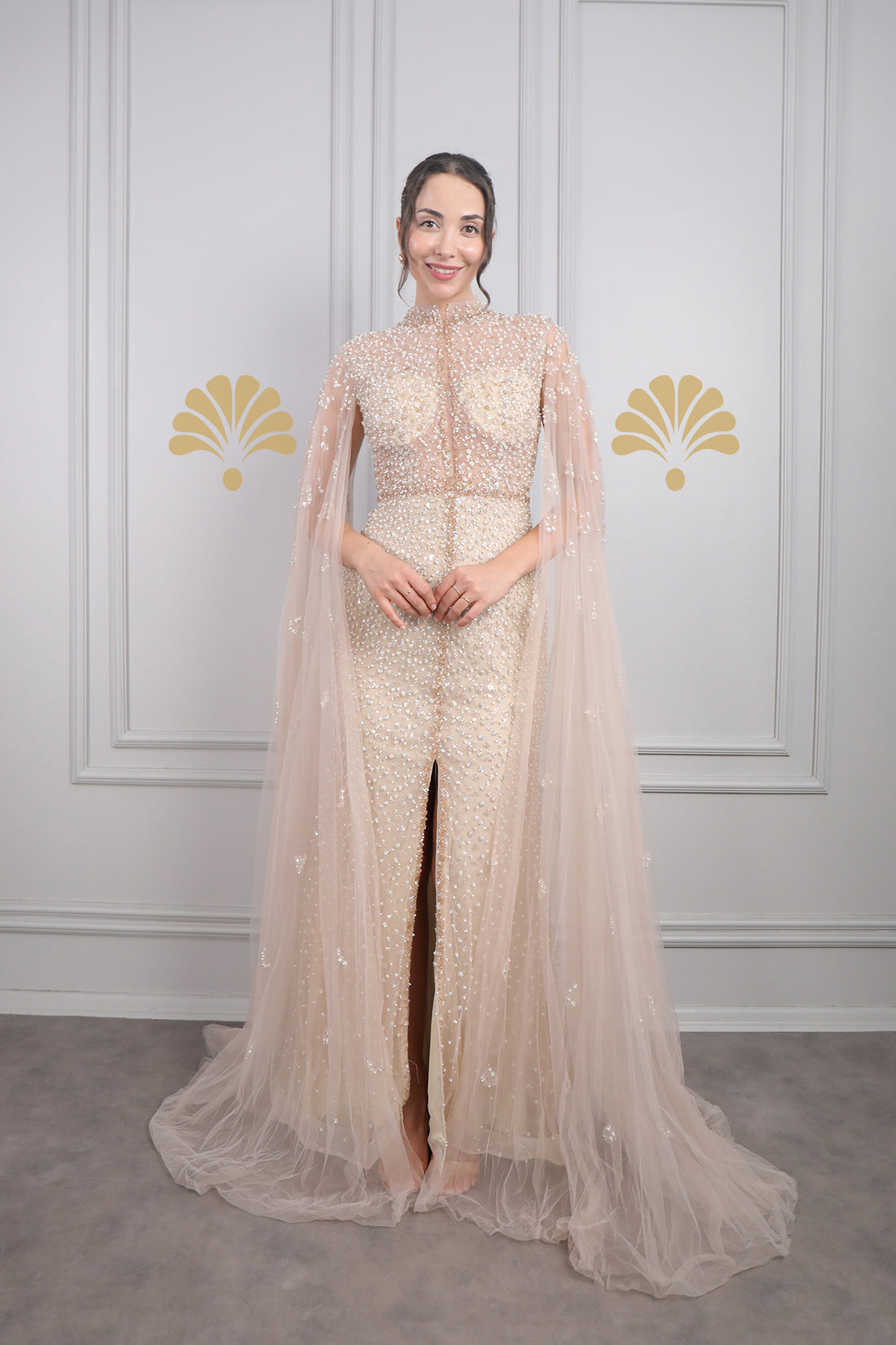 فستان سهرة بياقة حناقية مطرز بالخرز واللؤلؤ بتفاصيل شفافة من "المجموعة الخاصة" -بيج