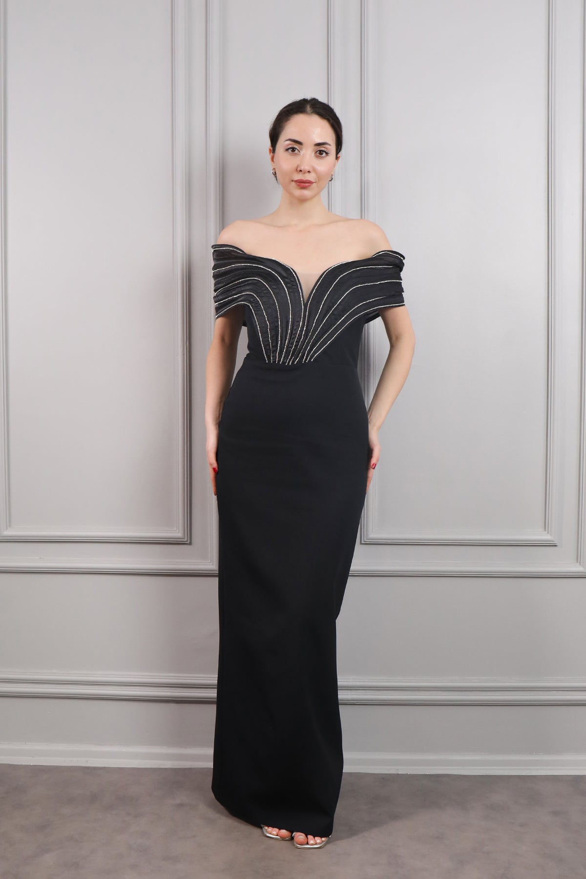 فستان سهرة مكشوف الاكتاف مزين بالفصوص -اسود