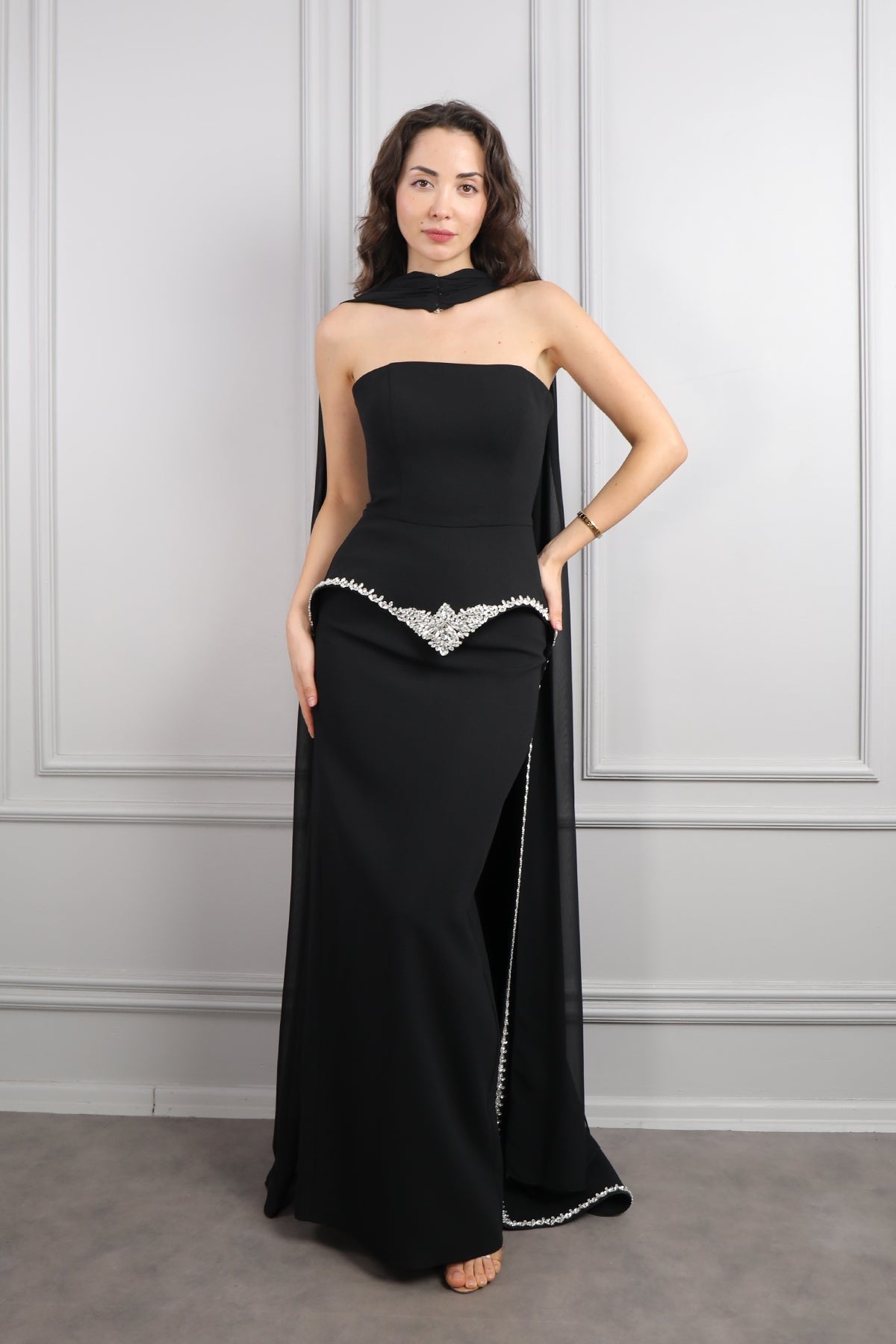 فستان سهرة سترابلس مطرز بالكريستالات مع وشاح - اسود